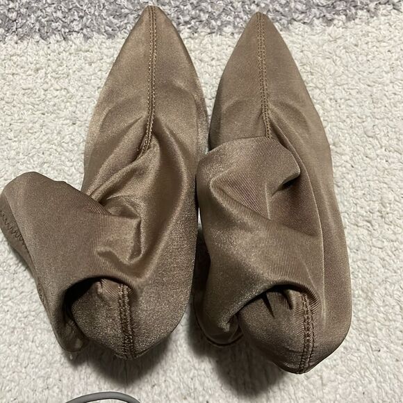 Cape Robbin- 7 - Picture 3 of 5